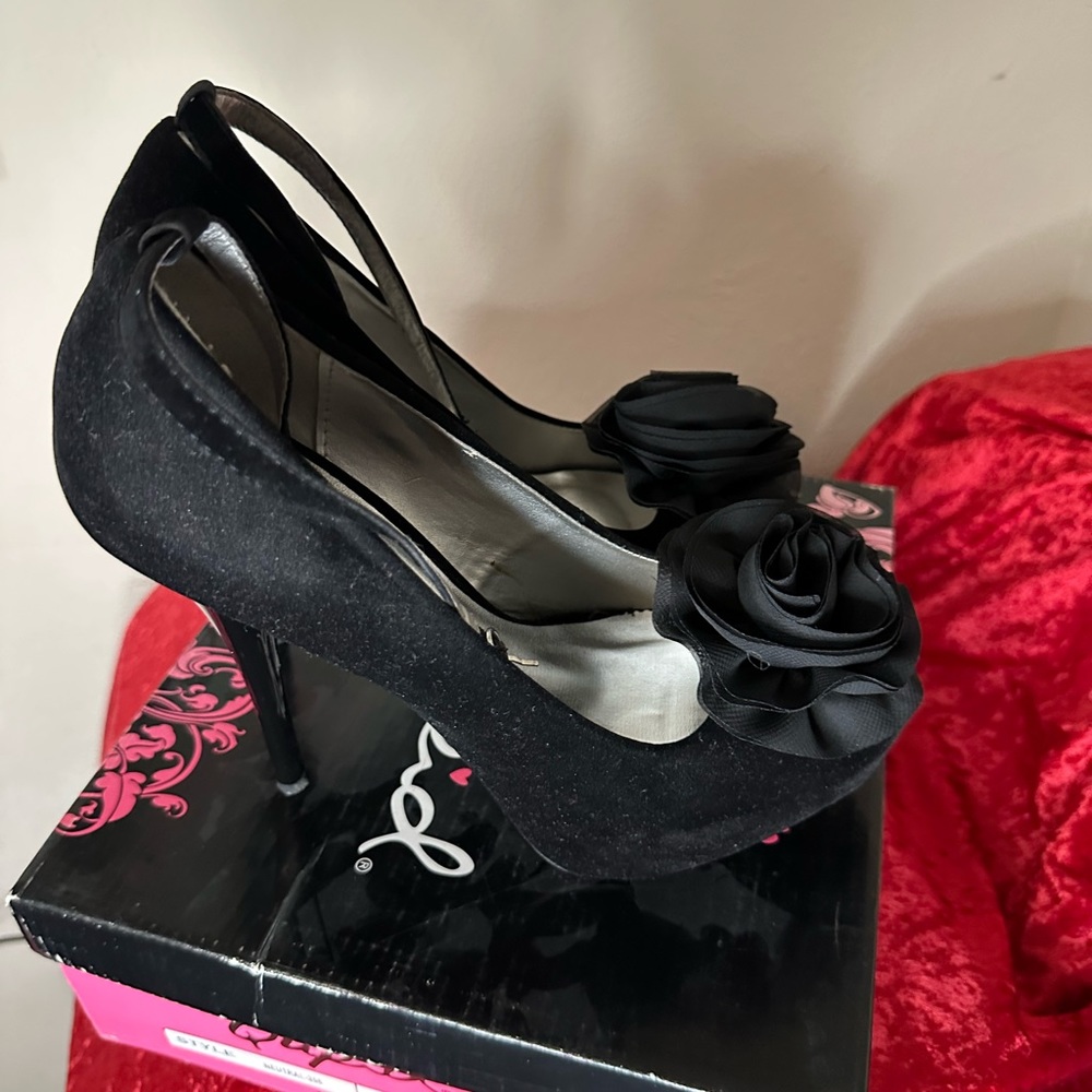 QUPID Black Velvet size 9 Super Sexy 5 inch heels with a beautiful flower - Picture 12 of 13